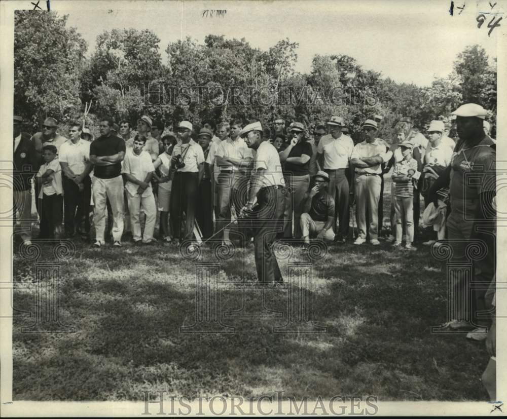 1967 Press Photo GolfernGardner Dickinson chips from Lakewood rough - noa97712- Historic Images