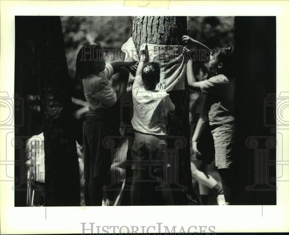 1992 Press Photo Dibert Elementary School students observe Earth Day, City Park- Historic Images