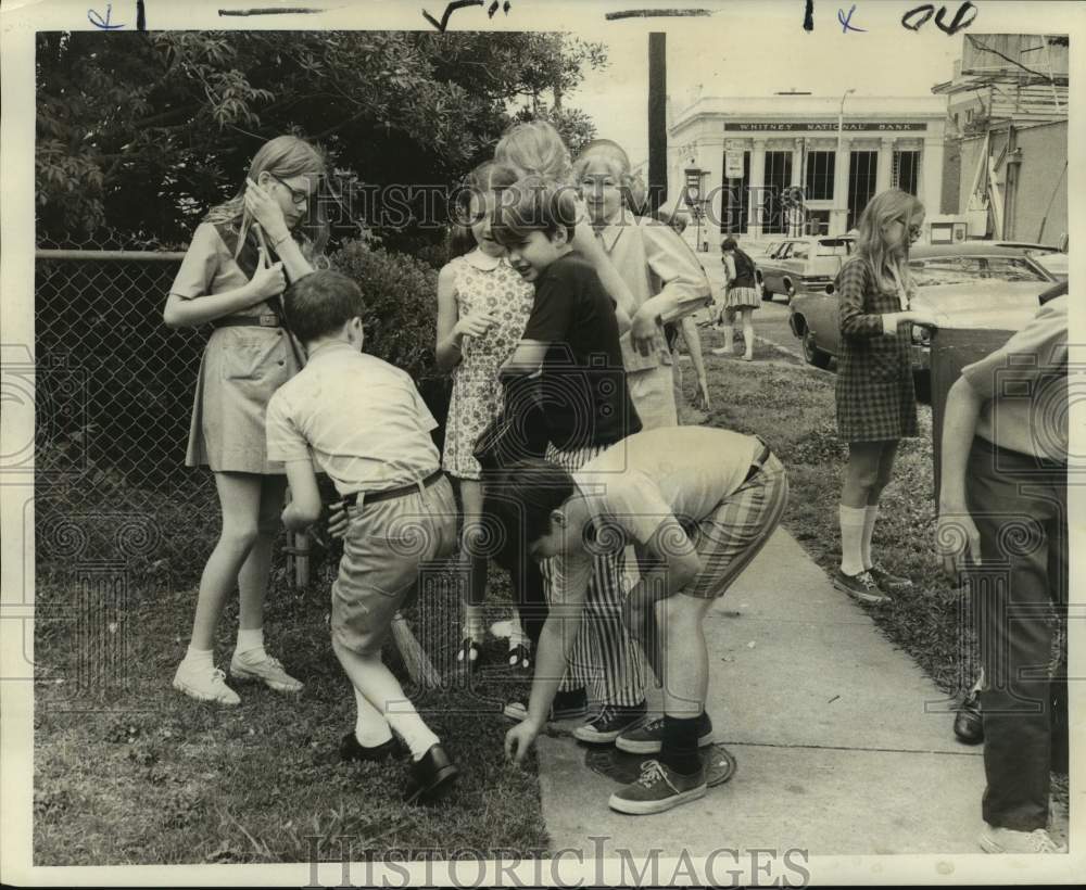 1970 Press Photo Students of St. Andrew&#39;s School observe Earth Day on Oak Street- Historic Images