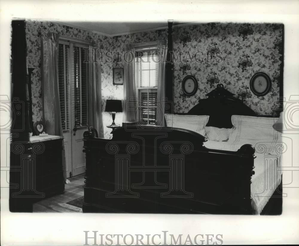 1961 Press Photo Herminia Earnest&#39;s bedroom with antique French furniture- Historic Images