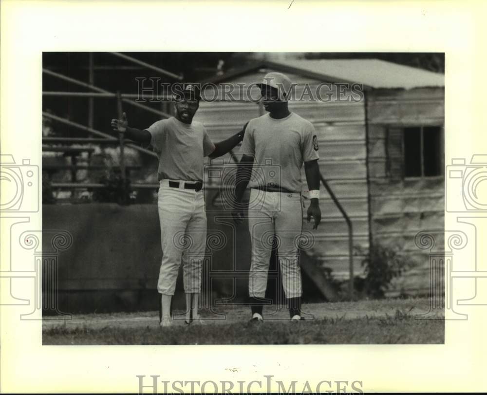 1989 Press Photo Baseball Mike Ebanks consults with a player during a game- Historic Images