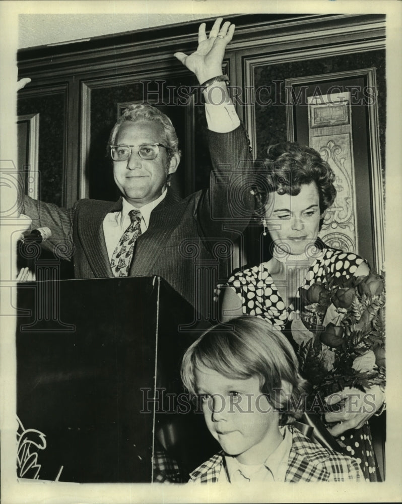 1973 Press Photo Moon Landrieu Raises Arms at Event- Historic Images