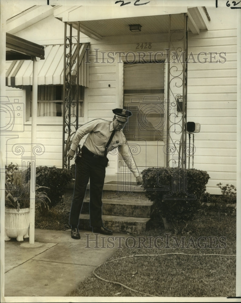 1967 Press Photo St. Barklay Emmons, Jr. points to flowerpot where $8,480 found