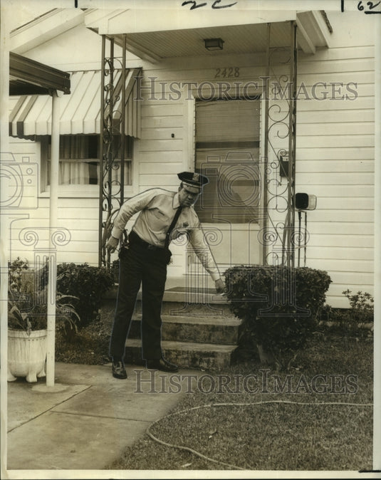 1967 Press Photo St. Barklay Emmons, Jr. points to flowerpot where $8,480 found