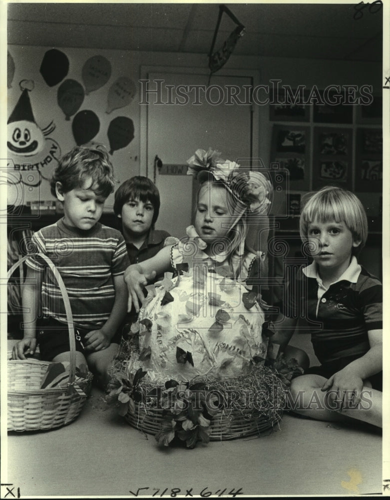 1979 Press Photo Little Saskia Ozols and friends examine an Easter basket