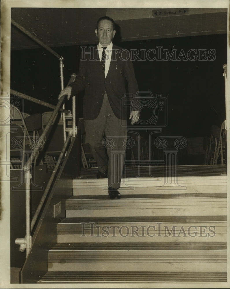 1968 Press Photo Richard R. Dixon goes down the steps of Municipal Auditorium