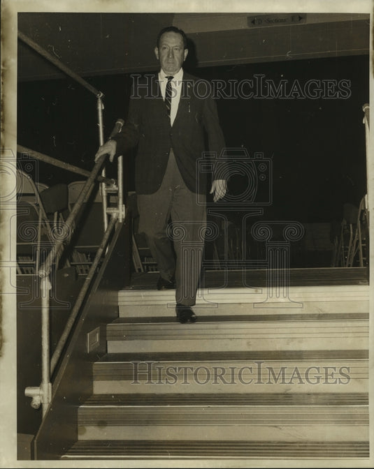 1968 Press Photo Richard R. Dixon goes down the steps of Municipal Auditorium