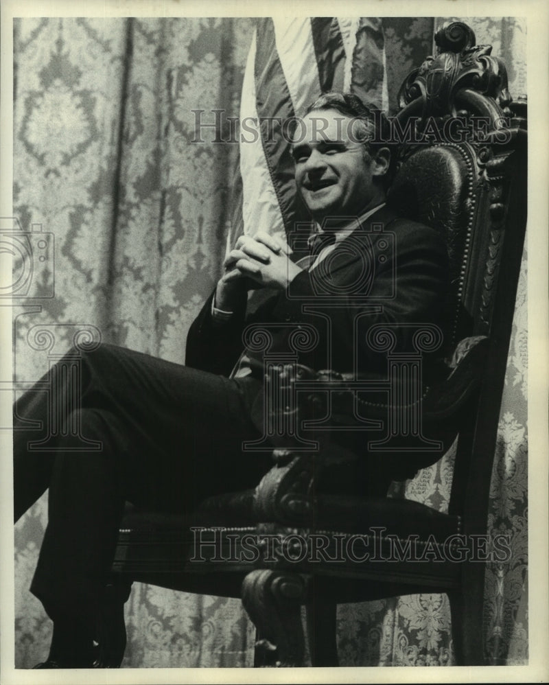 Load image into Gallery viewer, 1973 Press Photo Sen. Thomas F. Eagleton sits in a carved chair - noa98181
