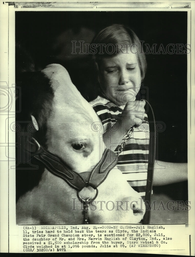 1971 Press Photo Juli English, 11, cries as grand champion steer is auctioned