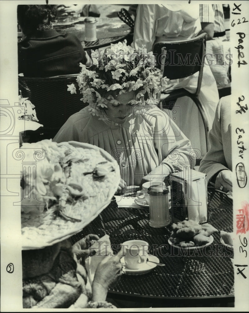 1978 Press Photo Lady in a hot of silk azaleas enjoys coffee and beignets.- Historic Images