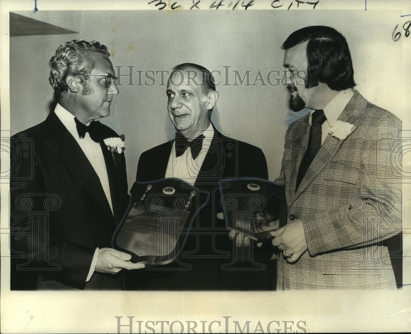 Load image into Gallery viewer, 1973 Press Photo Sales Marketing Executive Association - Award Ceremony
