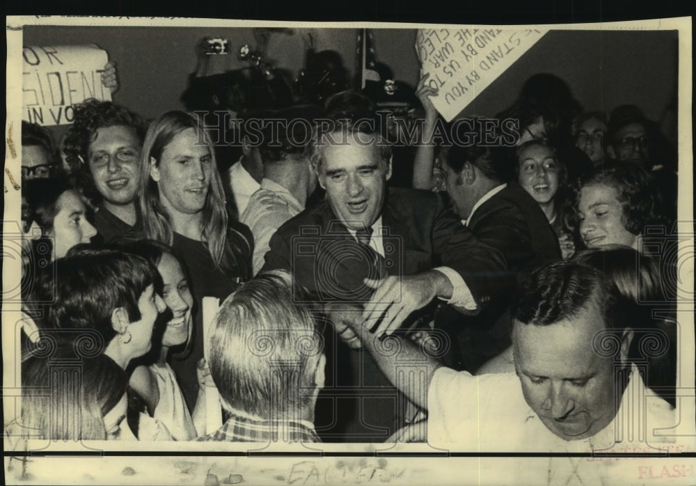 1972 Press Photo Senator Thomas Eagleton in a Crowd of People in Saint Louis