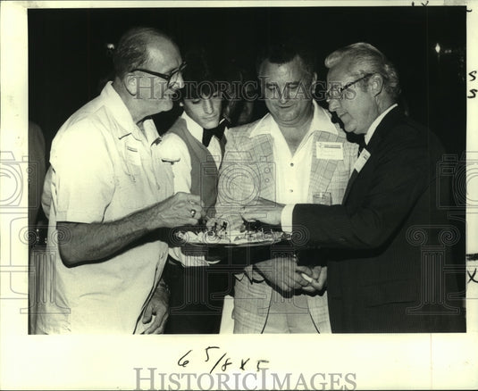 1981 Press Photo Hugh Oser shares goodies with Ralph Bayard & Moon Landrieu- Historic Images