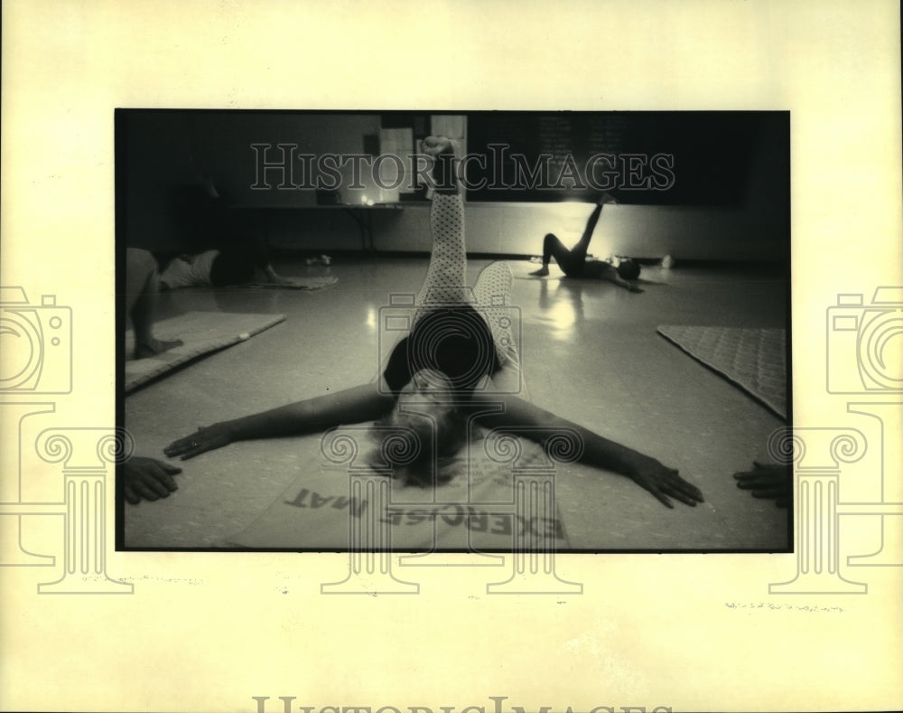 1992 Press Photo Kings Grant Playground - Rosaria English in Yoga Class- Historic Images