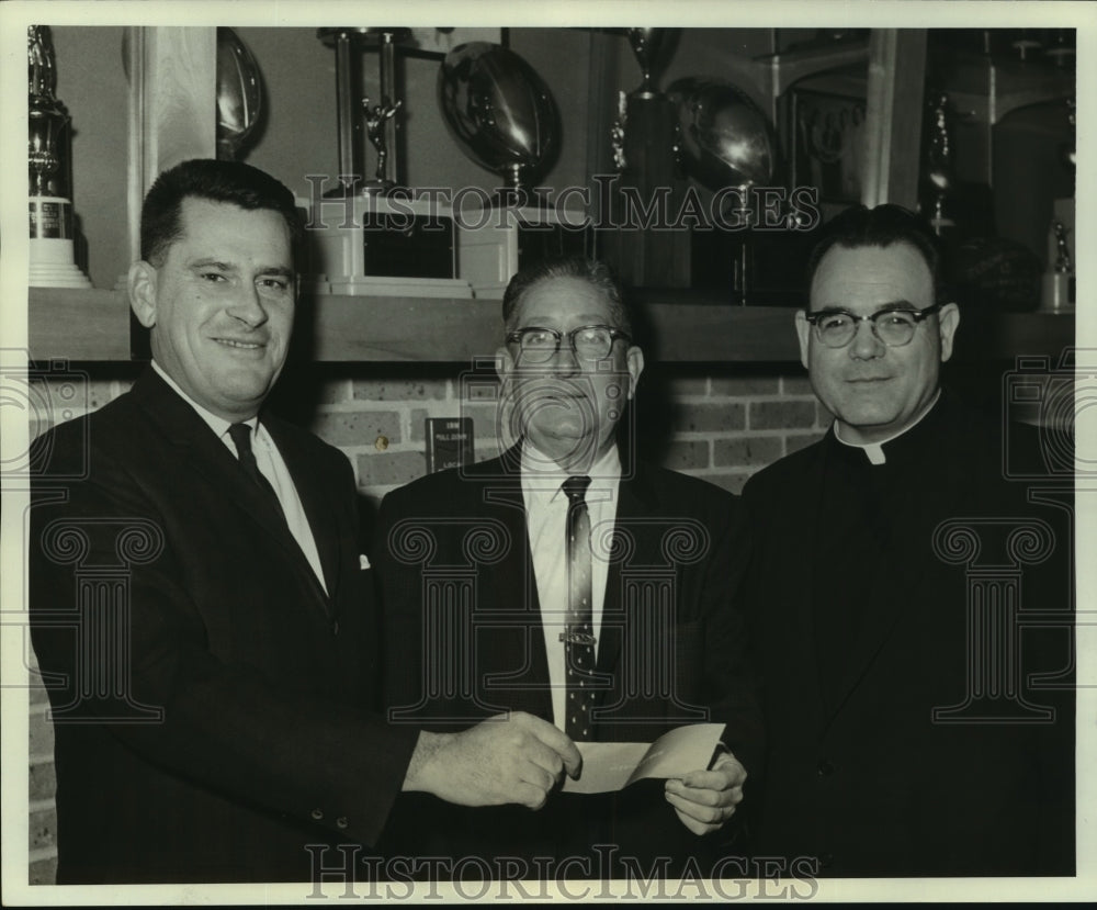 1964 Press Photo Ewell Eagan &amp; others at check presentation, Redemptorist High- Historic Images