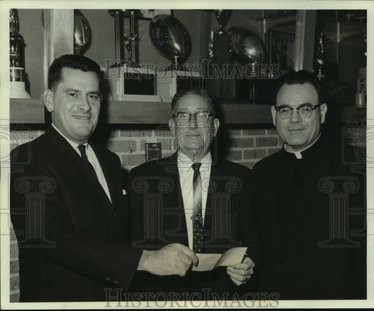 1964 Press Photo Ewell Eagan & others at check presentation, Redemptorist High- Historic Images