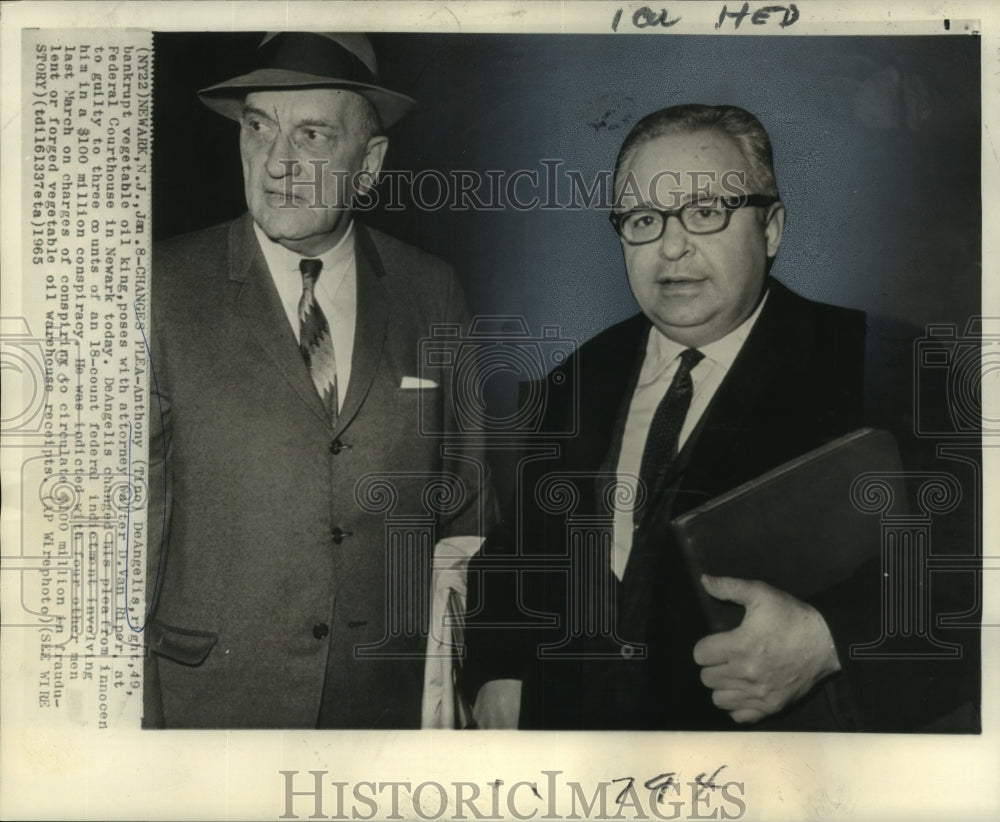 1965 Press Photo Anthony DeAngelis & Walter Riper at Newark Courthouse.- Historic Images