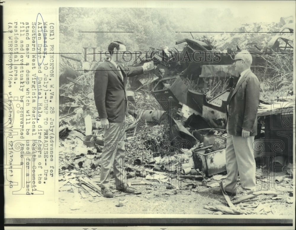 1969 Press Photo Drs. Allen Dyer &amp; Daniel Hale of Health Council stand near dump