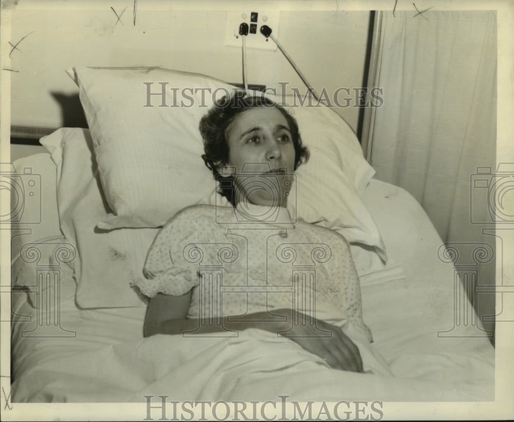 1959 Press Photo Sheriff Nell Ena Dominique of Assumption Parish at the hospital