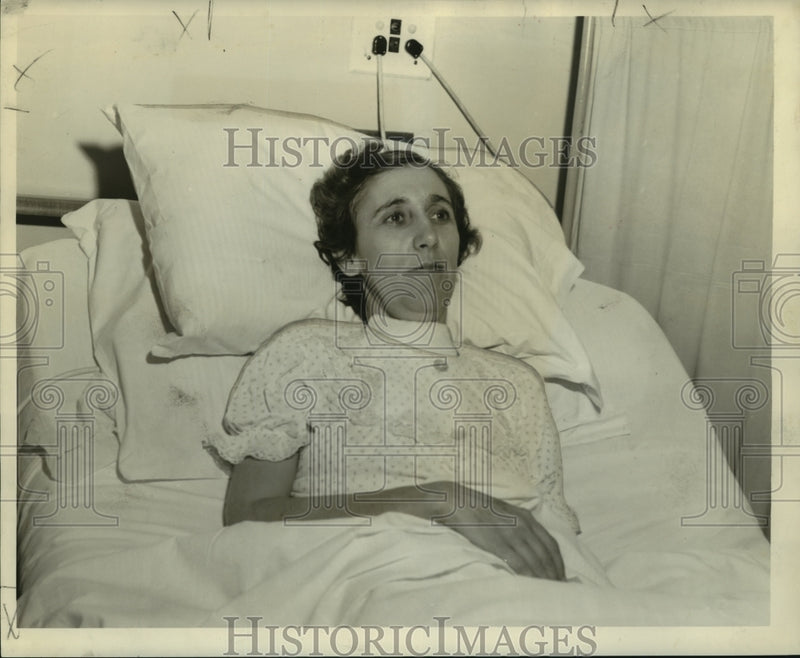 Load image into Gallery viewer, 1959 Press Photo Sheriff Nell Ena Dominique of Assumption Parish at the hospital
