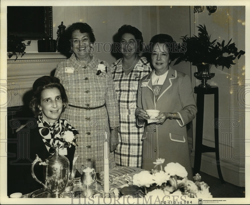 1970 Press Photo Officers of a Women&#39;s Club meeting for Tea - noa99260