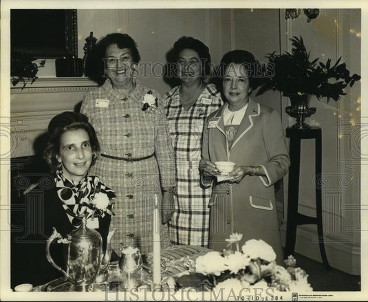 1970 Press Photo Officers of a Women's Club meeting for Tea - noa99260