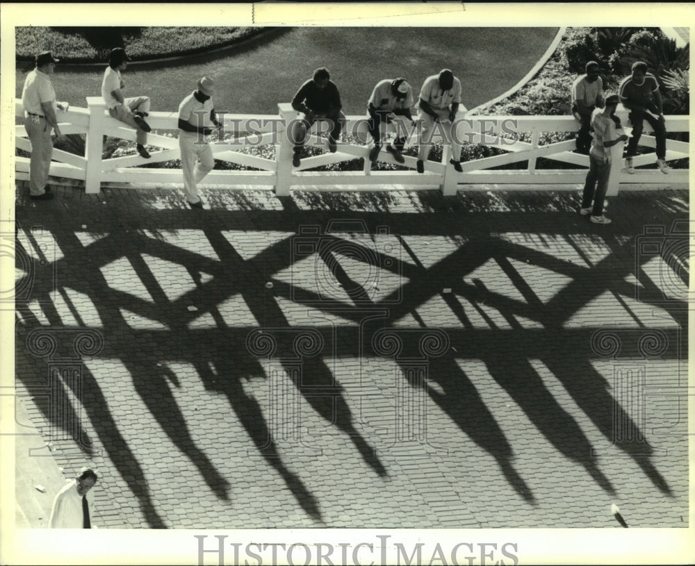 1989 Press Photo Fair Grounds Fans Sit on the Fence at Week of Fame Races- Historic Images