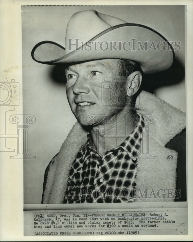 1965 Press Photo Robert Eslinger in Bend Oregon on bankruptcy proceedings.