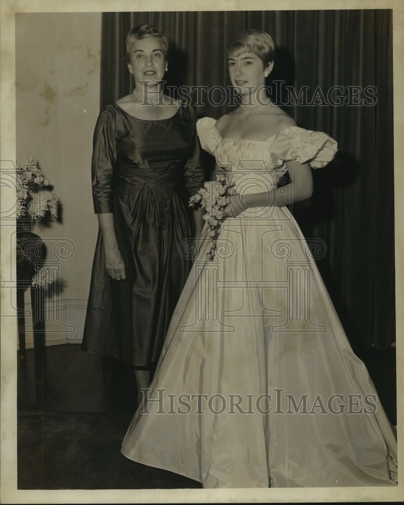  Press Photo Mrs. Tatharm R. Eskrugge and daughter, Edith at event- Historic Images