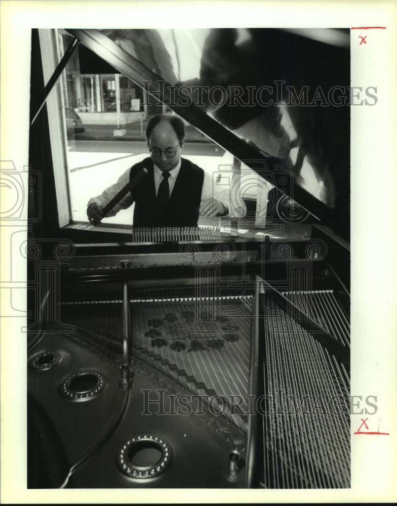 1994 Press Photo Piano Restorer Ken Eschele Working On an Antique Steinway Piano- Historic Images