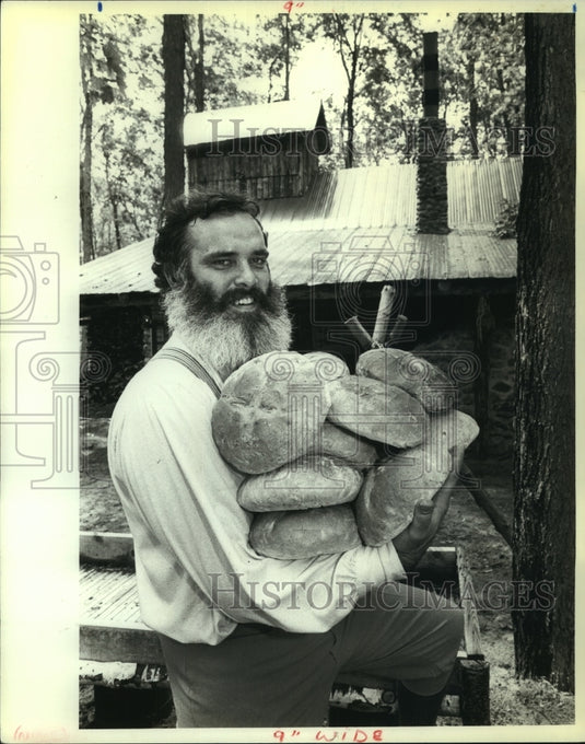 1984 Press Photo Pierre Faucher serves fresh bread at La Sucrerie de la Montagne- Historic Images
