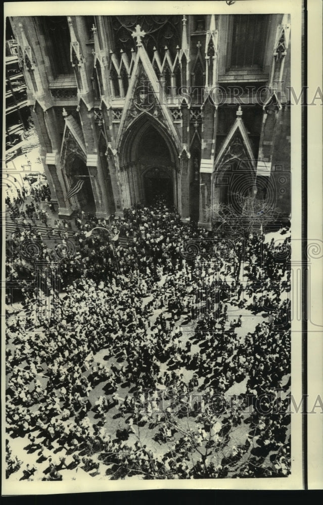 1973 Press Photo Crowd during Easter Sunday outside St. Patrick&#39;s Cathedral N.Y.