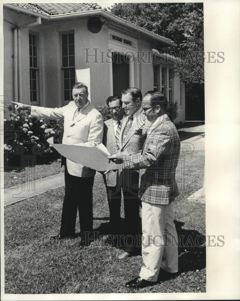 1972 Press Photo Officials reviewing plans outside Deckbar School- Historic Images