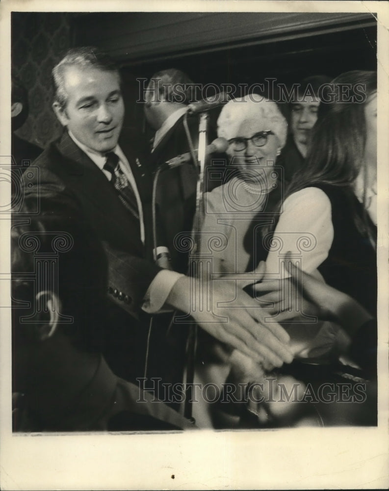 1972 Press Photo Edwards shaking hands, his mother in background- Historic Images