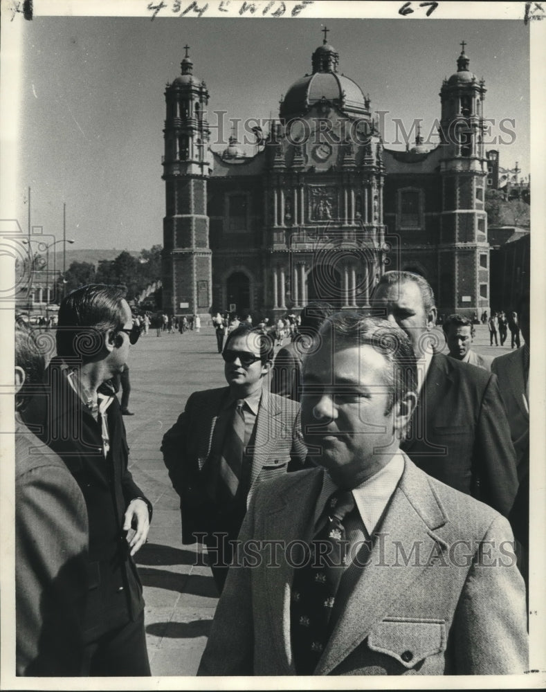 1972 Press Photo Gov. elect Edwin Edwards &amp; others visit Guadalupe Shrine- Historic Images