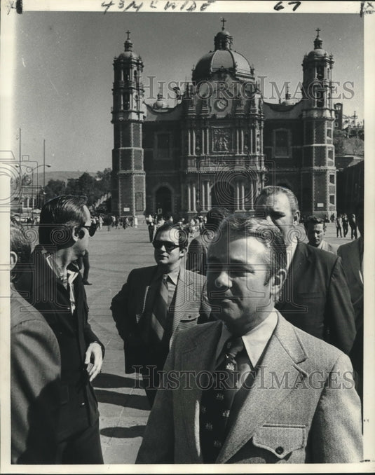 1972 Press Photo Gov. elect Edwin Edwards & others visit Guadalupe Shrine- Historic Images