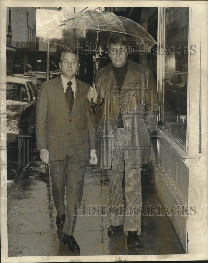 1972 Press Photo Edwin Edwards walks in rain, umbrella held by unidentified man- Historic Images