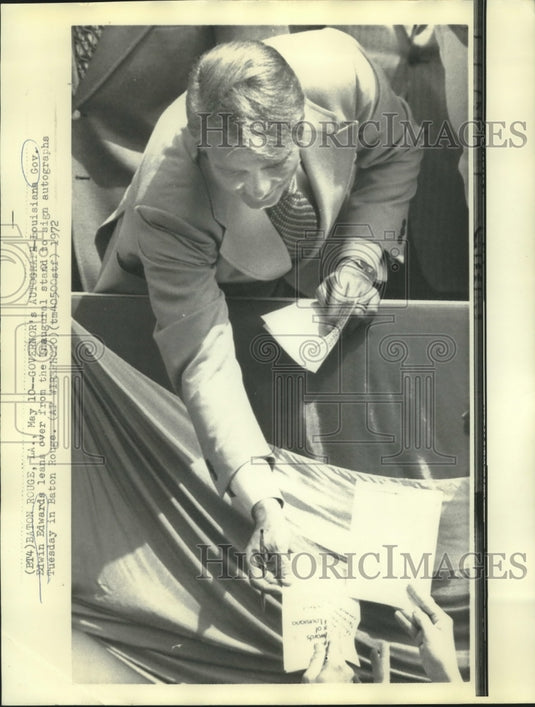 1972 Press Photo Governor Edwin Edwards leans over inaugural stand for autograph- Historic Images