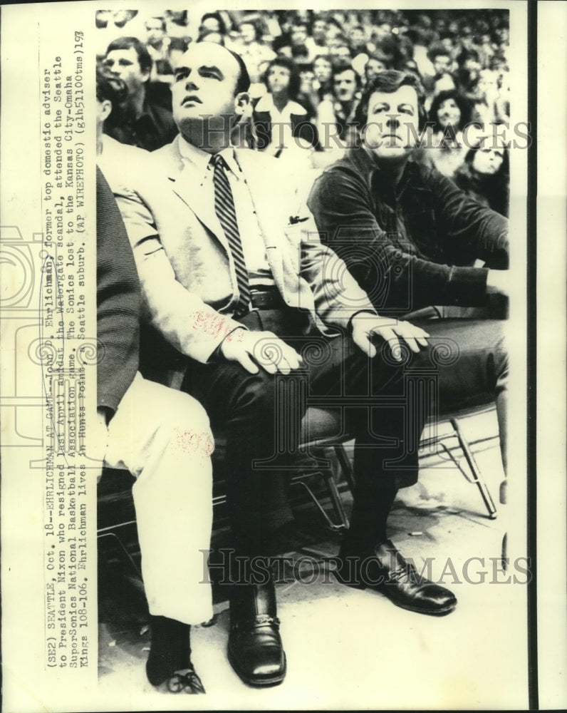 1973 Press Photo John Ehrlichman attends Seattle SuperSonic Basketball game- Historic Images