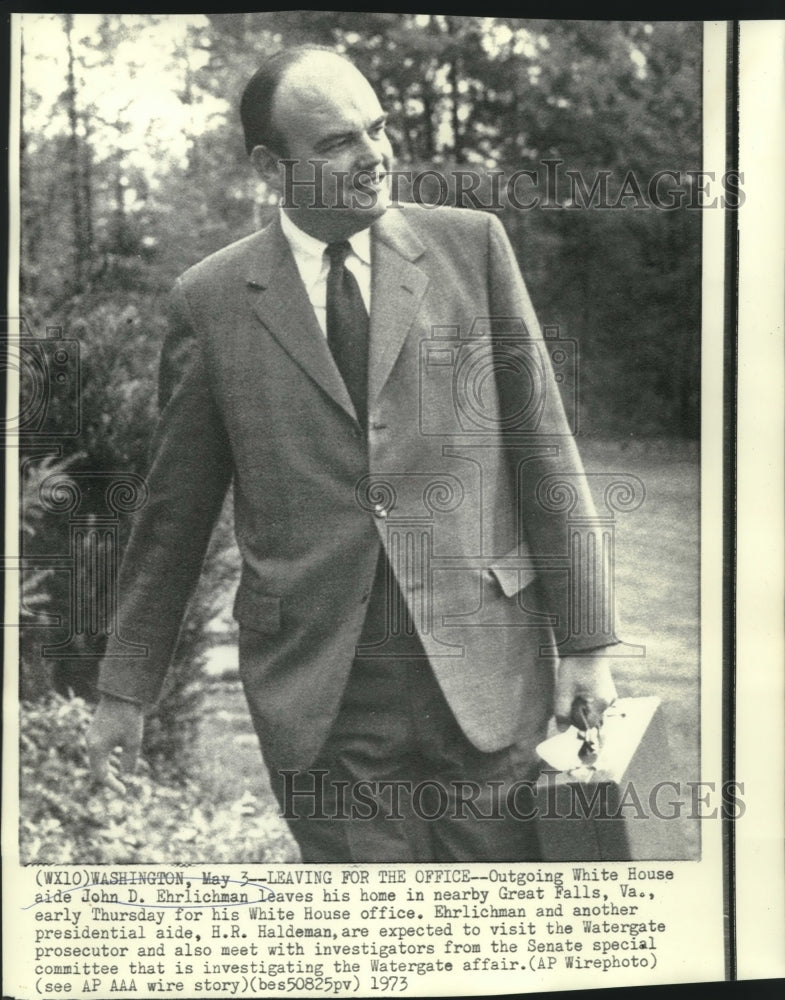 1973 Press Photo White House aide John Ehrlichman leaves home in Great Falls- Historic Images