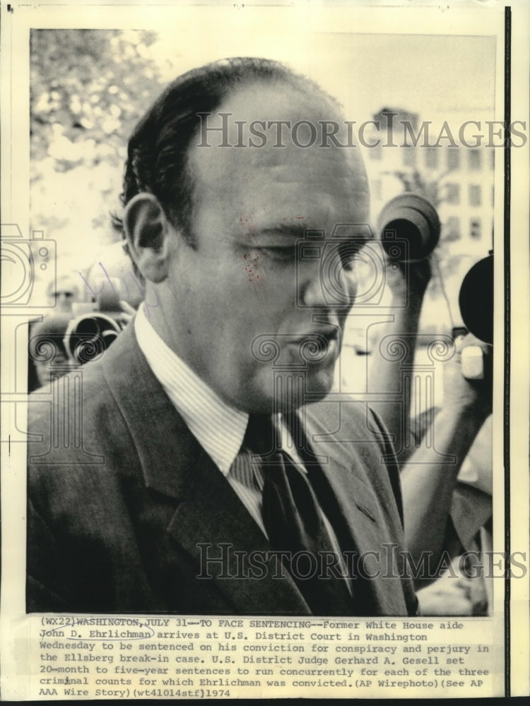 1974 Press Photo Ex-White House aide John Ehrluchman arrives at District Court- Historic Images