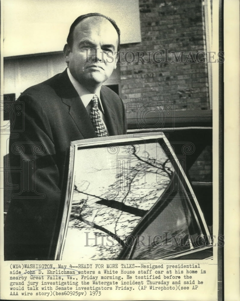 1973 Press Photo John Ehrlichman enters White staff car at Virginia home.- Historic Images