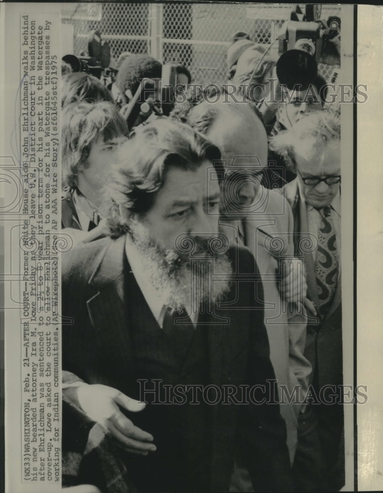 1975 Press Photo John Ehrlichman walks behind bearded attorney Ira M. Lowe.- Historic Images