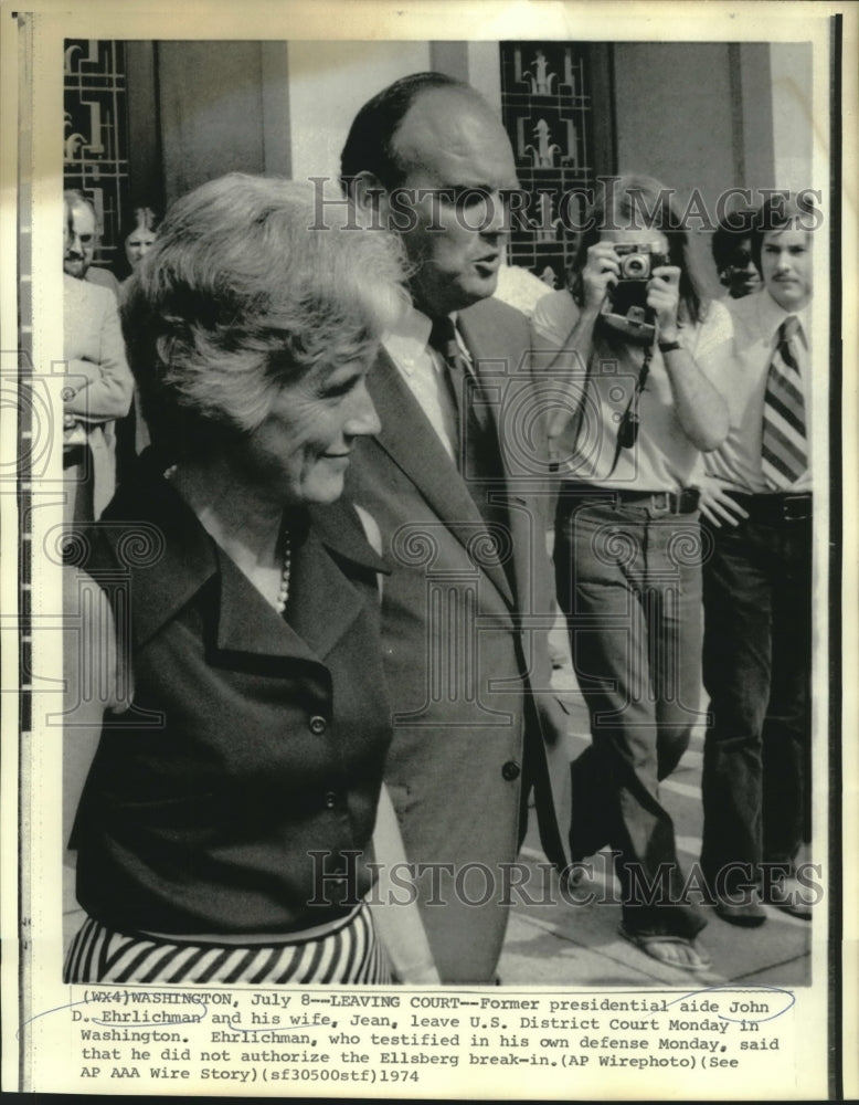 1974 Press Photo John D. Ehrlichman and Wife at Washington District Court- Historic Images