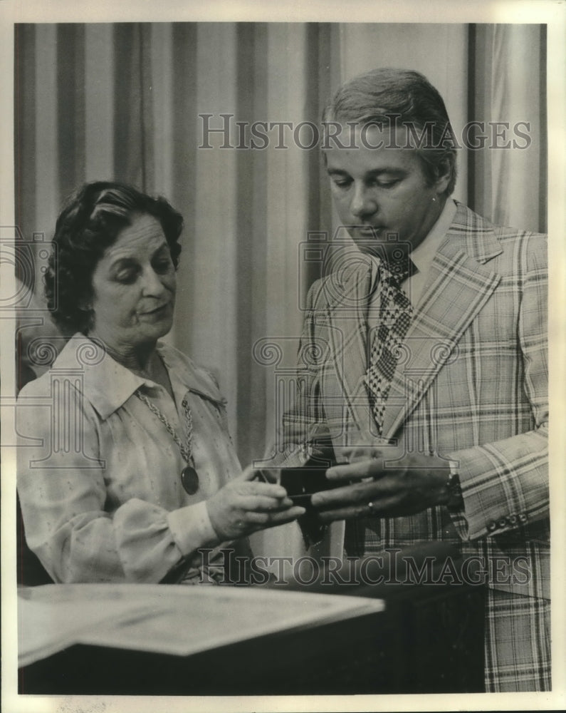 1974 Press Photo Man and Woman at Event- Historic Images