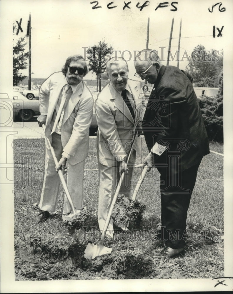 1975 Press Photo Charles J Eagan Jr. at Thomas Jefferson Monument Groundbreaking- Historic Images