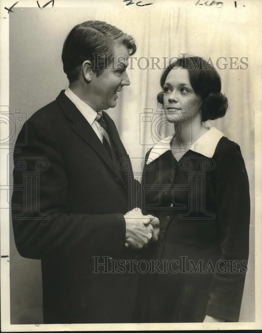1971 Press Photo Mrs. William H. Drumm III congratulated by James Perry.- Historic Images