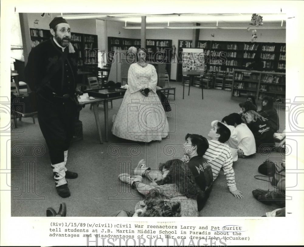 1989 Press Photo Civil War re-enactors Larry and Pat Euritt with students.- Historic Images