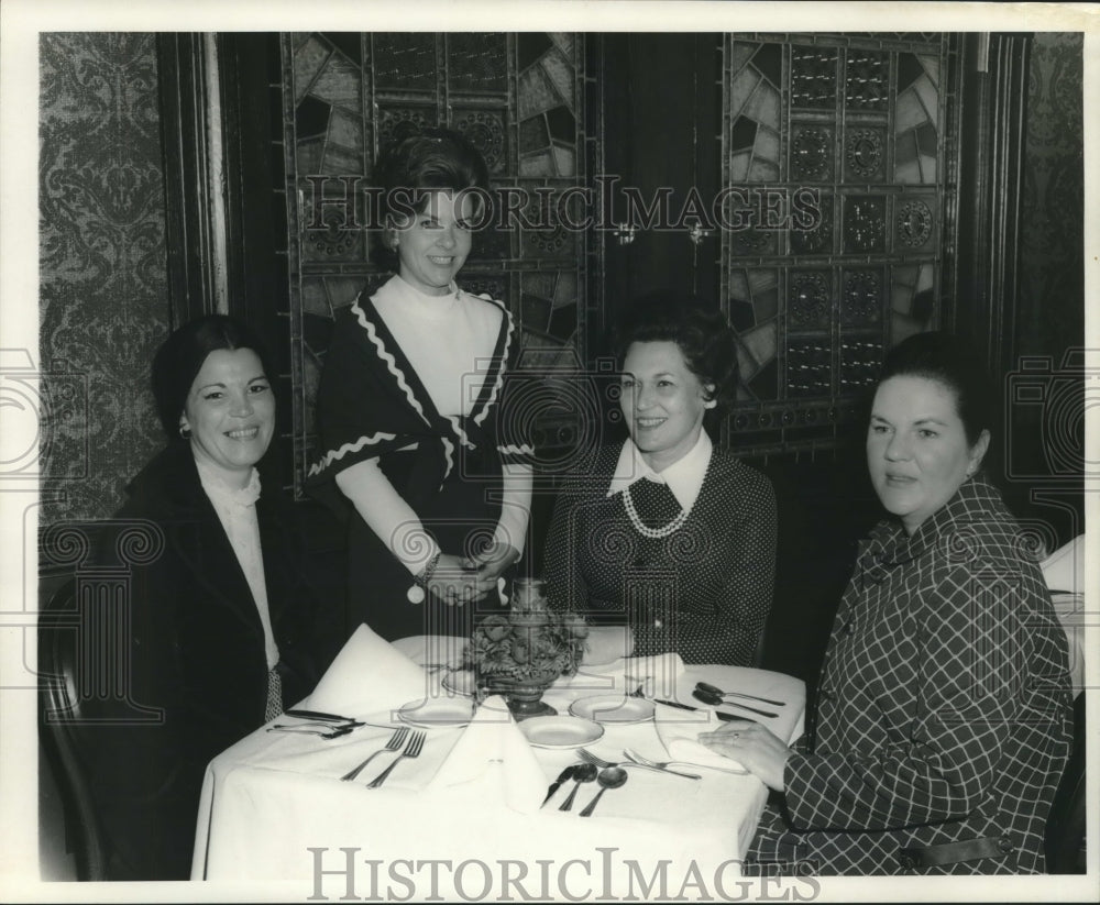1972 Press Photo Women attending a luncheon - nob00374