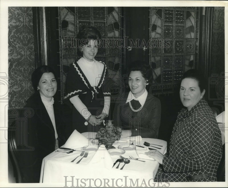 Load image into Gallery viewer, 1972 Press Photo Women attending a luncheon - nob00374
